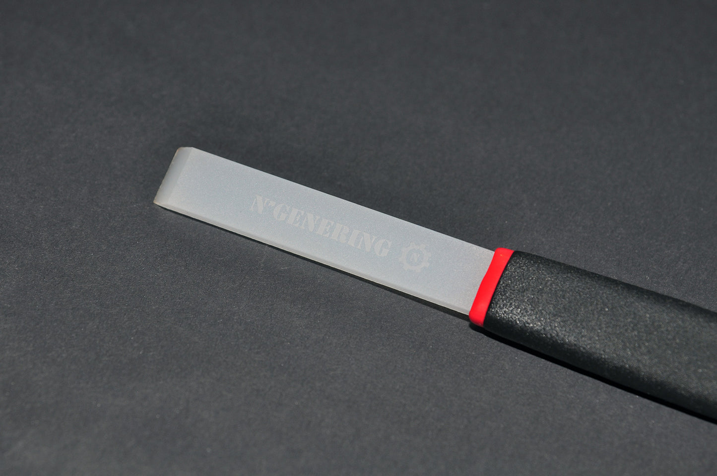 Grattoir Compact N’GENERING – Manche caoutchouc 🖐️