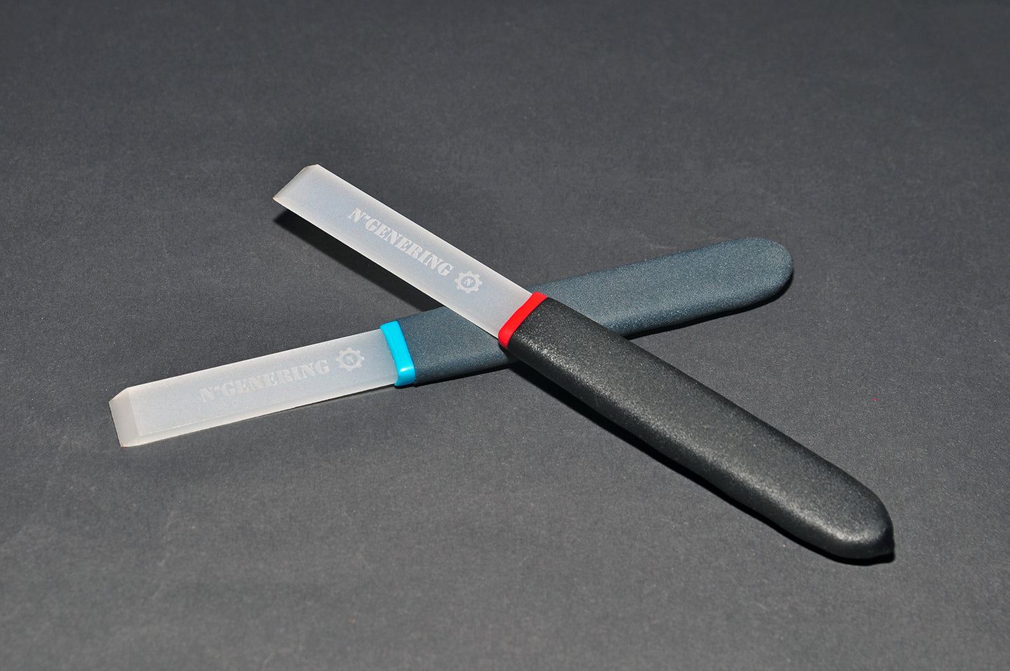 Grattoir Compact N’GENERING – Manche caoutchouc 🖐️